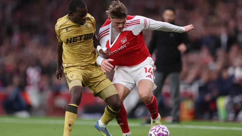 Tajrik Mičel (Kristal Palas) i Viktor Đekereš (Arsenal)